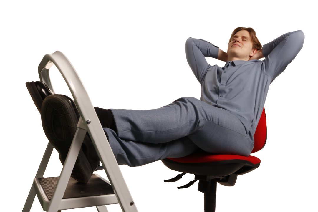 Person die entspannt auf einem Stuhl sitzt während Kupper-Faerber die IT verwaltet.